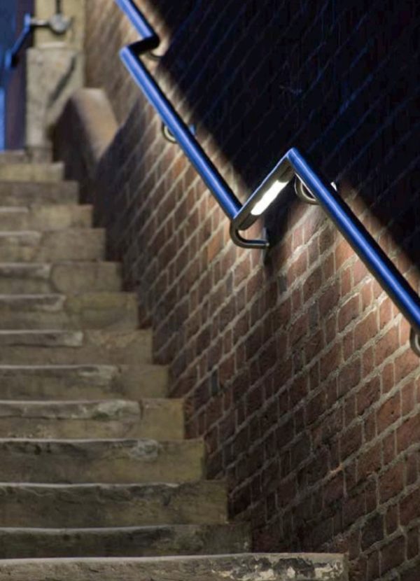 Edelstahl Wand Handlauf mit Beleuchtung an einer großen Treppenanlage außen