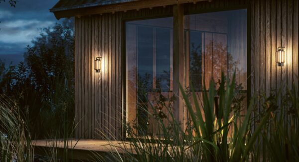 Akku Wandlampe für außen in Anwendung