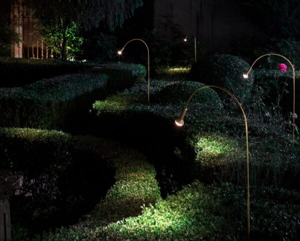 Exklusiver dezenter Lichtspot für außen in Buchshecken