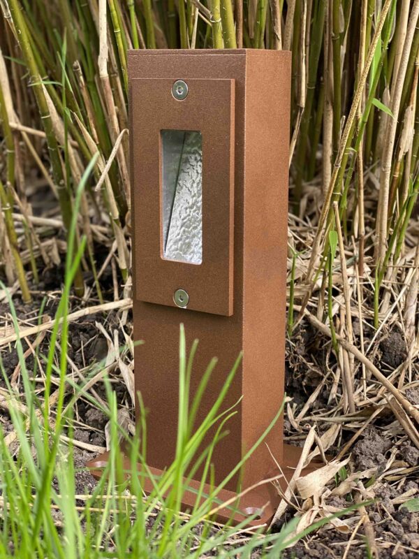 Kleine 230V Corten Wegleuchte am Wegesrand