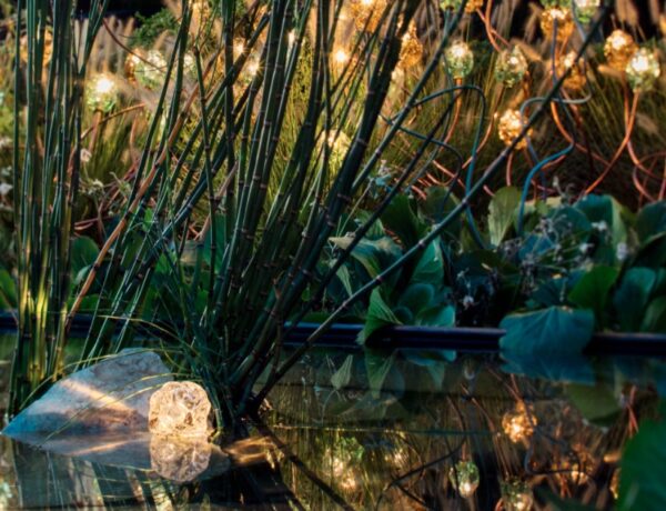 Kleine Glas Kristall Beleuchtung am Teich