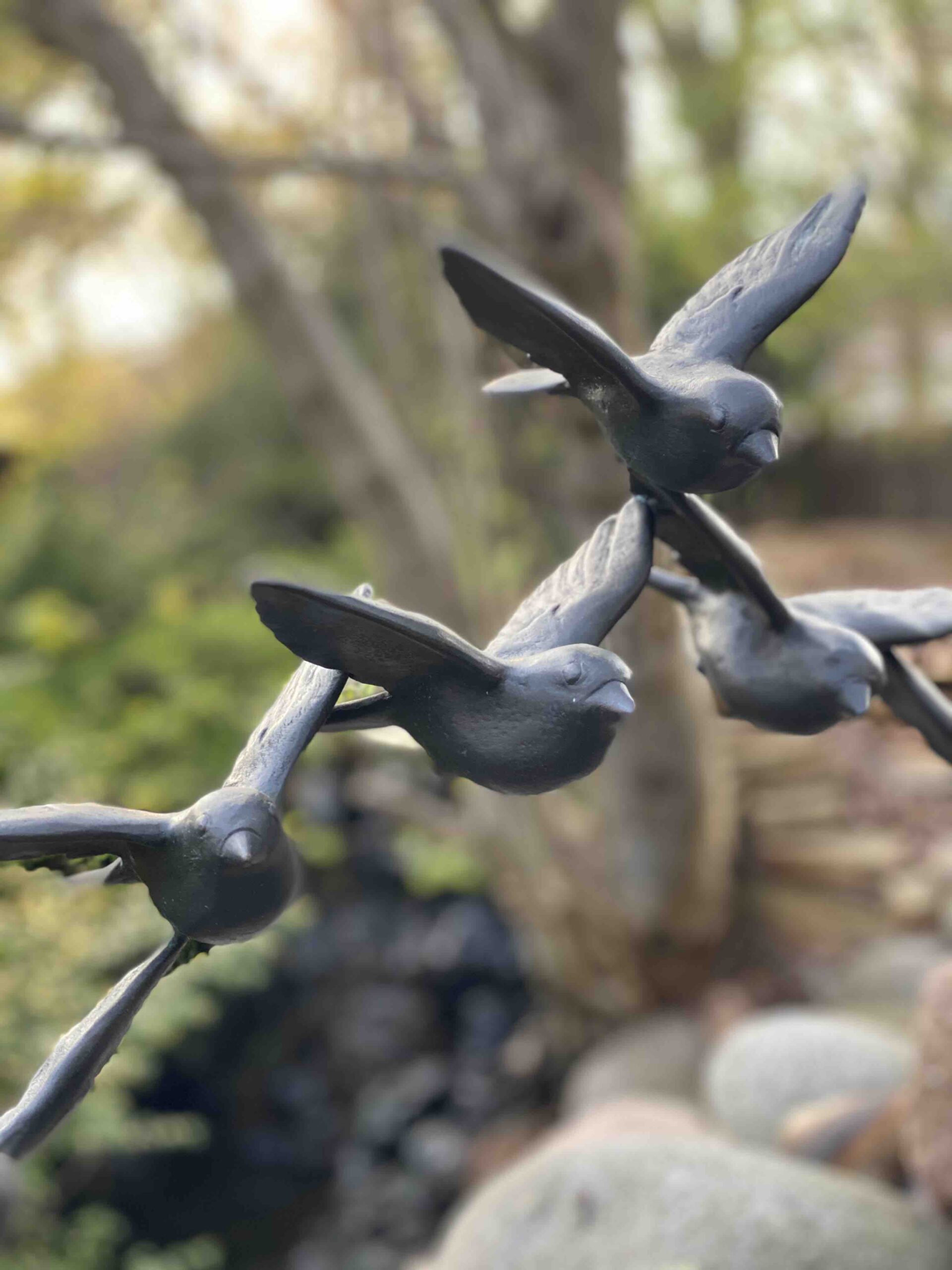 Kunstvolle Vogelskulptur als Vogelschwarm aus patiniertem Kupfer