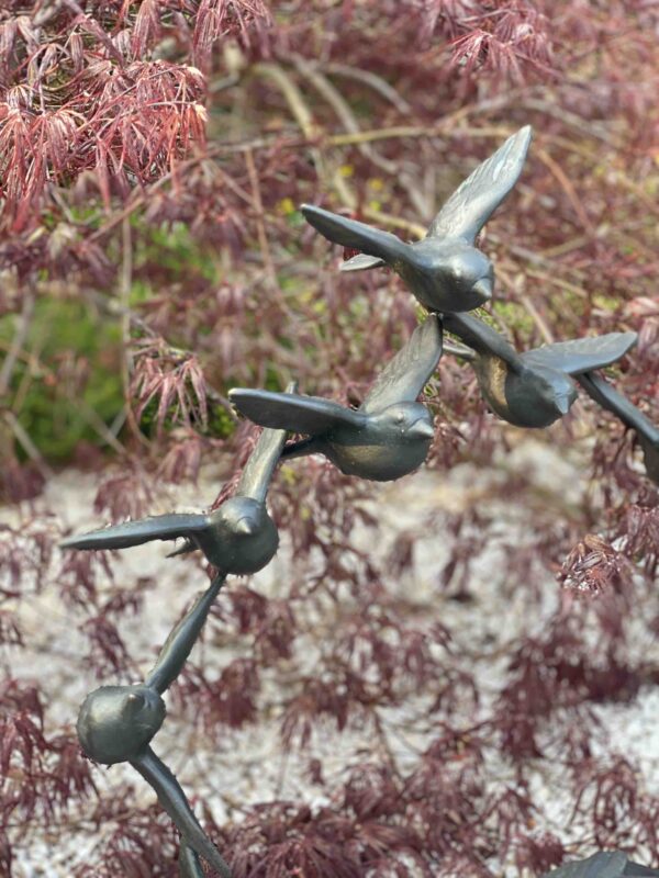 Kunstvolle Vogelskulptur als Vogelschwarm in unterschiedlichen Größen
