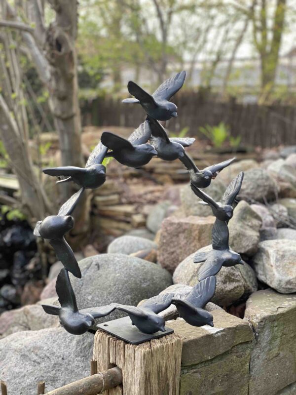 Kunstvolle Vogelskulptur als Vogelschwarm mit Sockelbefestigung