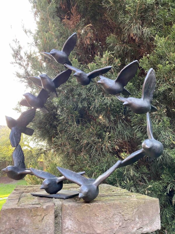 Kunstvolle Vogelskulptur als Vogelschwarm traumhaft schön