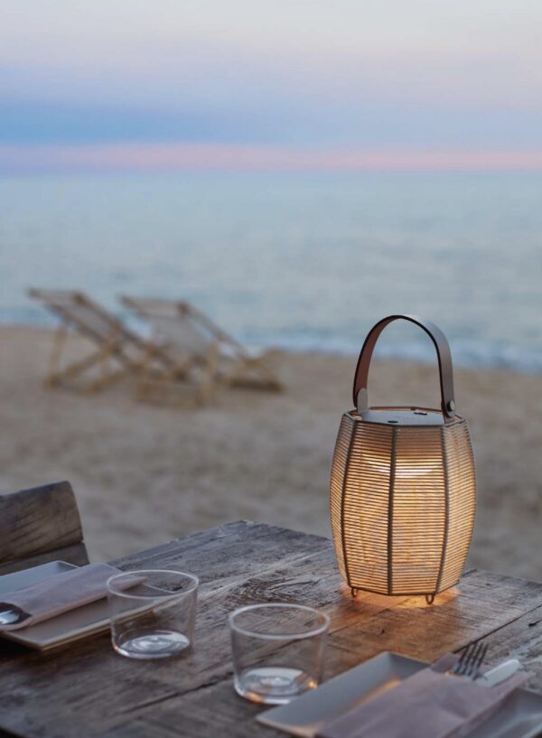 Perfekte Design Akkuleuchte für die Strandbar