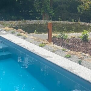 Corten Außenleuchte in einem Poolgarten