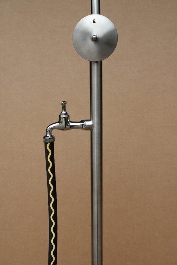 Detail zeigt schöne den schönen Wasserregler mit intergriertem Wasserhahn im Duschgestänge