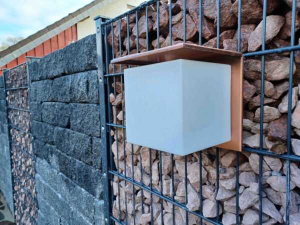 Außen Wandleuchte an einer Gabionenwand