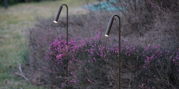 Filigrane blendfreie Edelstahl Gartenleuchte gibt es auch in braun