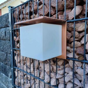 Wandleuchte an einer Gabionenwand