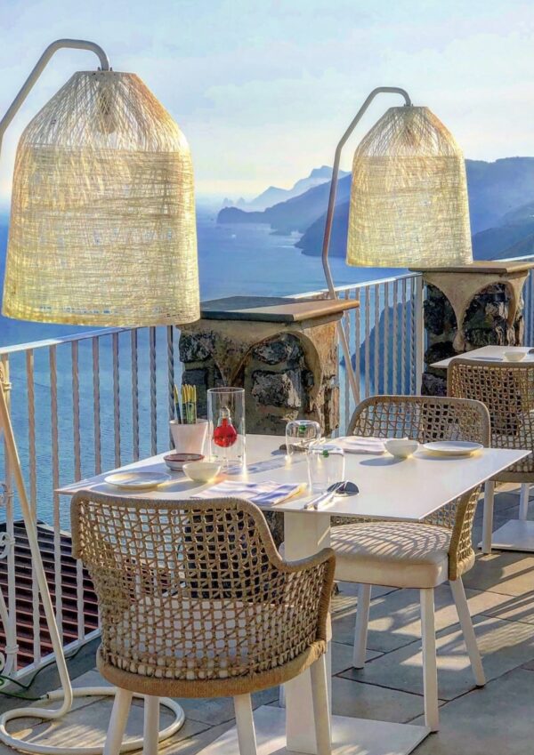 Coole Tischbeleuchtung im Restaurant außen mit Stehlampen