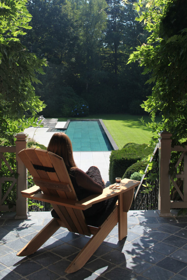 Origineller Teakholz Gartenstuhl in Anwendung