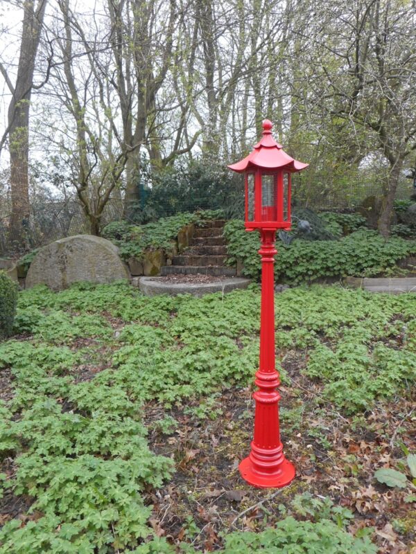 Rote Gartenlaterne für den japanischen Garten