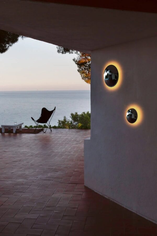 Runde moderne Chrom Wandleuchte außen im Bereich der Terrasse