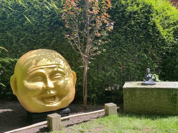 Große goldene Buddha Skulptur im Garten