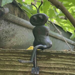 Kleine Garten Figur süße Ameise sitzend
