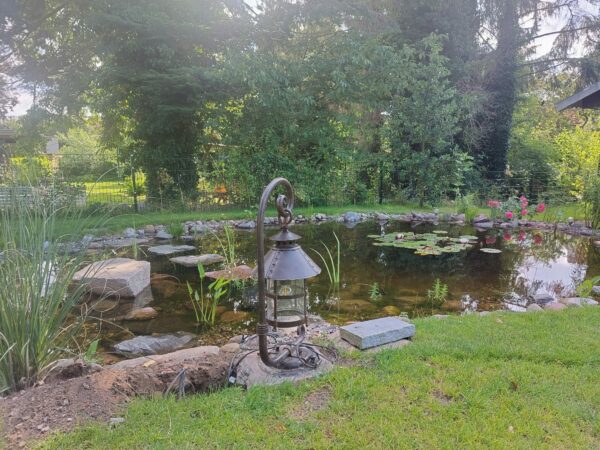 Schöne Laterne am Gartenteich bei der Installation