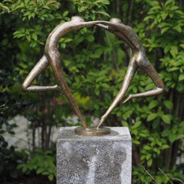 Liebevolle Gartenskulptur aus Bronze