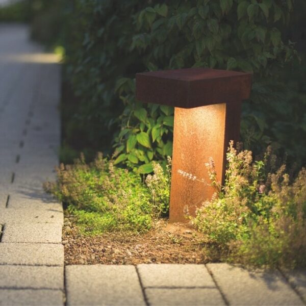 Kleine Gartenleuchte aus rostigen Stahl