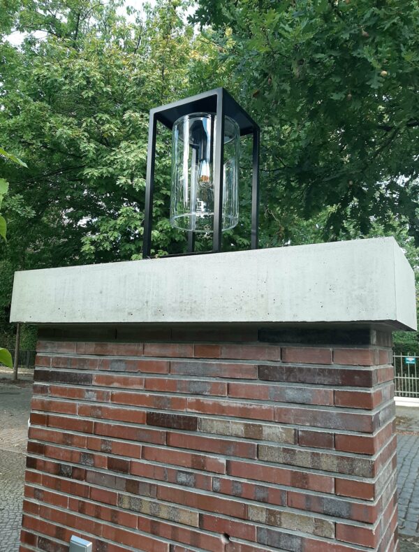 Moderne Tor Pfeiler Beleuchtung mit viel Glas