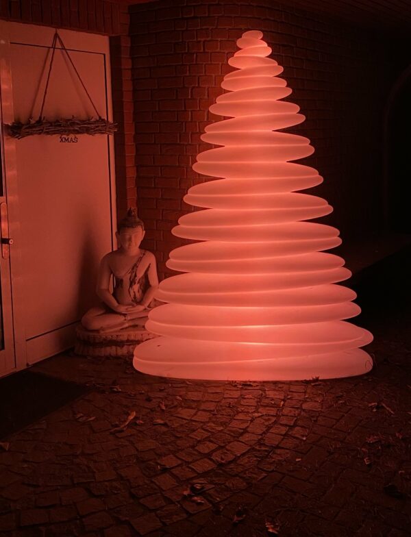 Große farbige außen Weihnachtsbeleuchtung als Tannenbaum mit Akku oder mit Kabel und Stecker