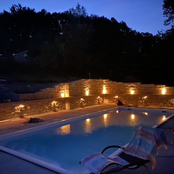 Blendfreie Beleuchtung einer Poolmauer