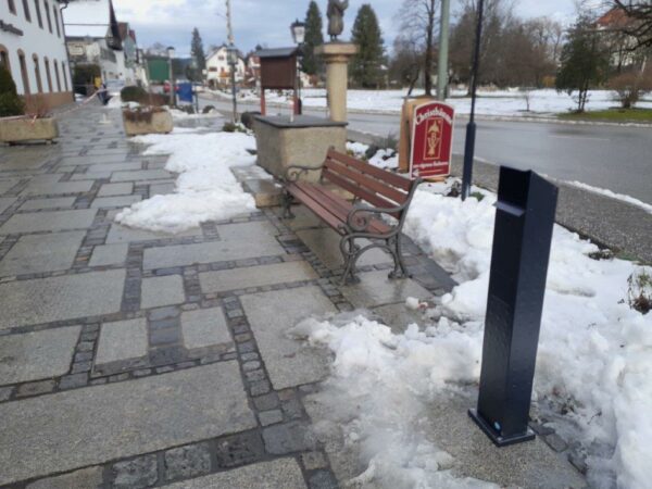 Schöne stabile geschwungene Parkbank in der Öffentlichkeit