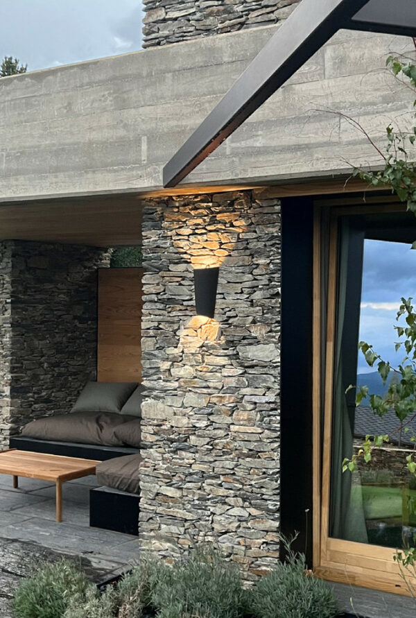Mediterrane Außenwandgestaltung mit Licht Anwendung Natursteinfassade