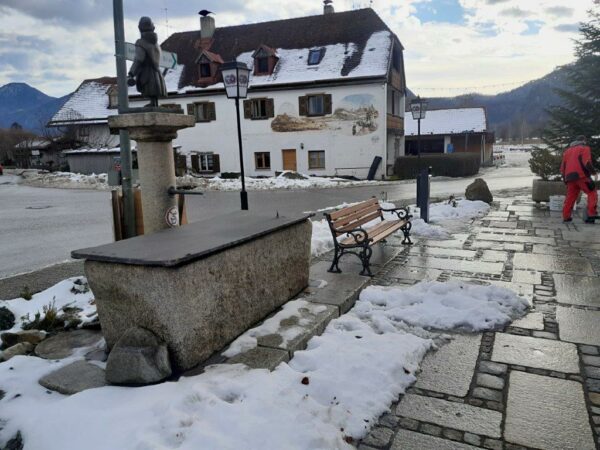 Schöne stabile geschwungene Parkbank