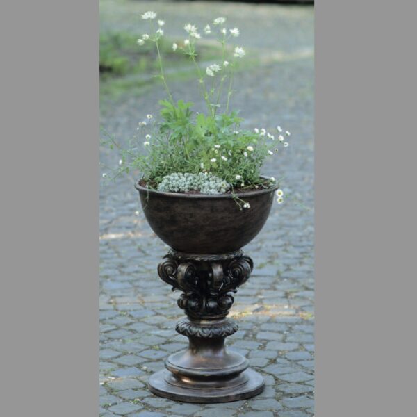 Elegante hochwertige Pflanzschale für außen