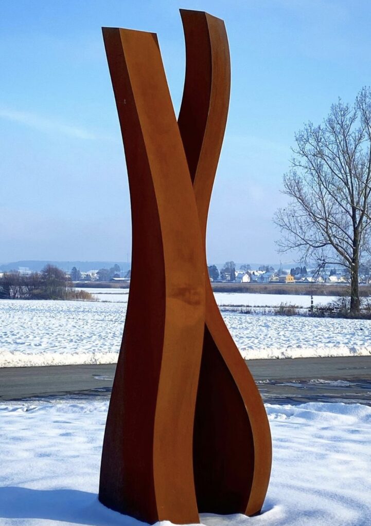 Große abstrakte Cortenstahl Skulptur Gartenleuchten.de