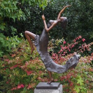Hübsche tanzende Frau als Bronze Skupltur