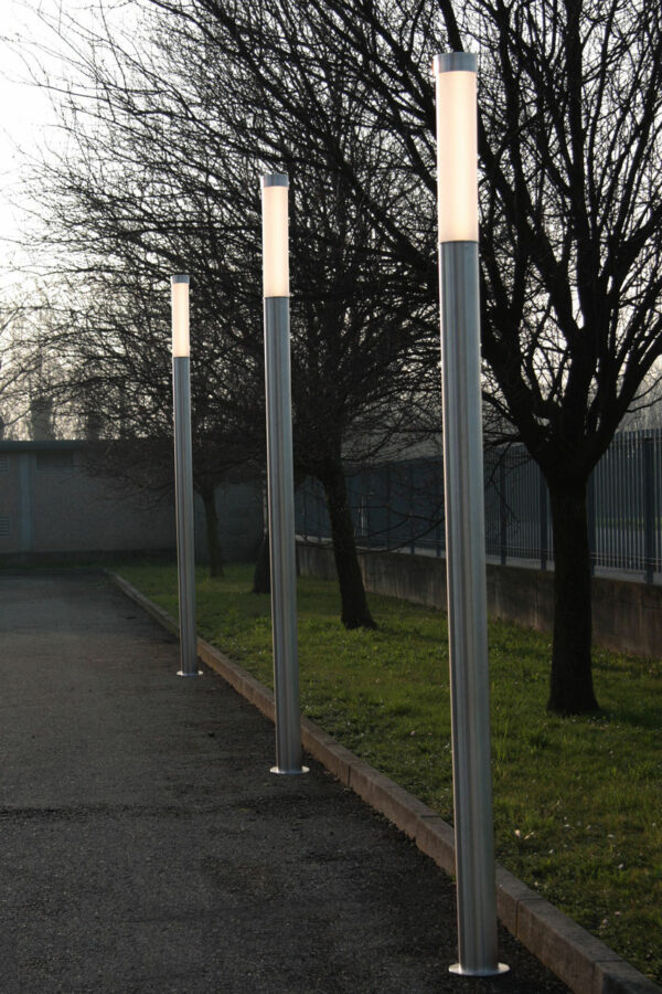 Große Außen Stehlampen aus Edelstahl in verschiedenen Höhen
