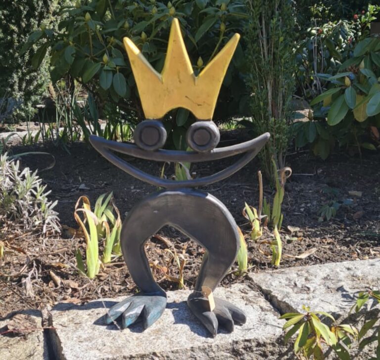 Kunstvolle Froschkönig Figur im Garten aus Kupfer