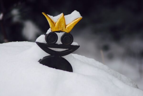 Schöne Gartenfigur Skulptur Froschkönig im Winter