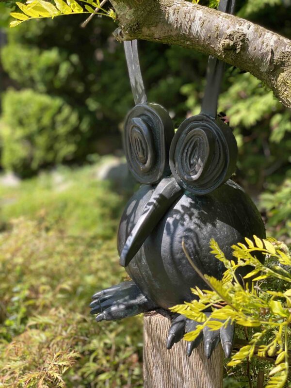 Abstrakte Eulen Figur Skulptur auf Holzpfosten