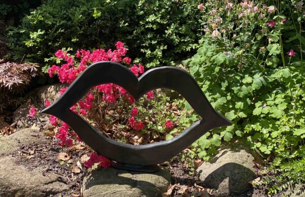 Kussmund Skulptur Figur im Garten