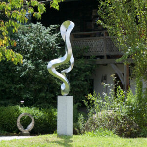 Schlanke Edelstahl Skulptur auf einem Granitsockel