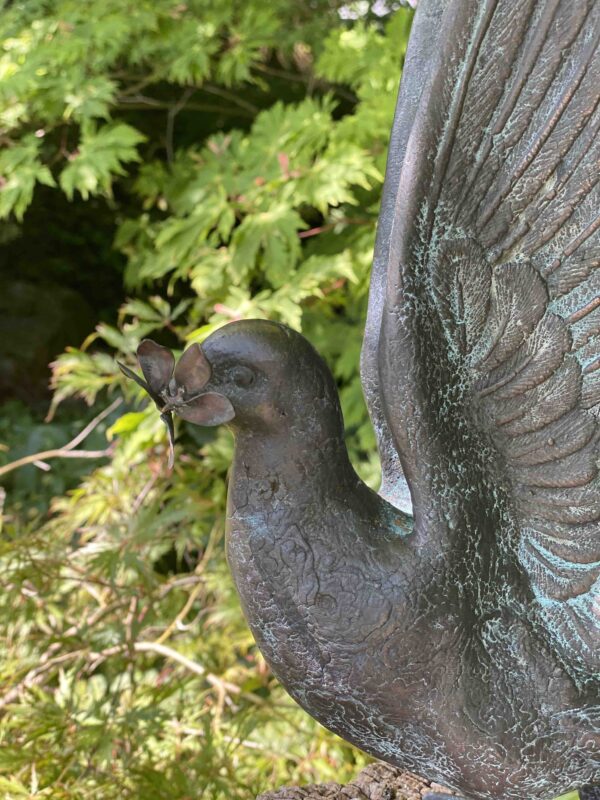 Friedenstaube Gartenskulptur Detail