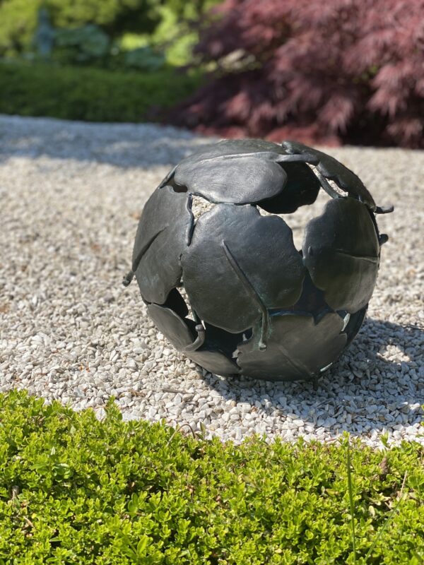 Gartenkugel Blätter Skulptur kann auch größer auf Wunschmaß gefertigt werden