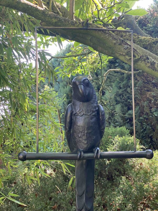 Große Papagei Gartenfigur sitzend auf Schaukel