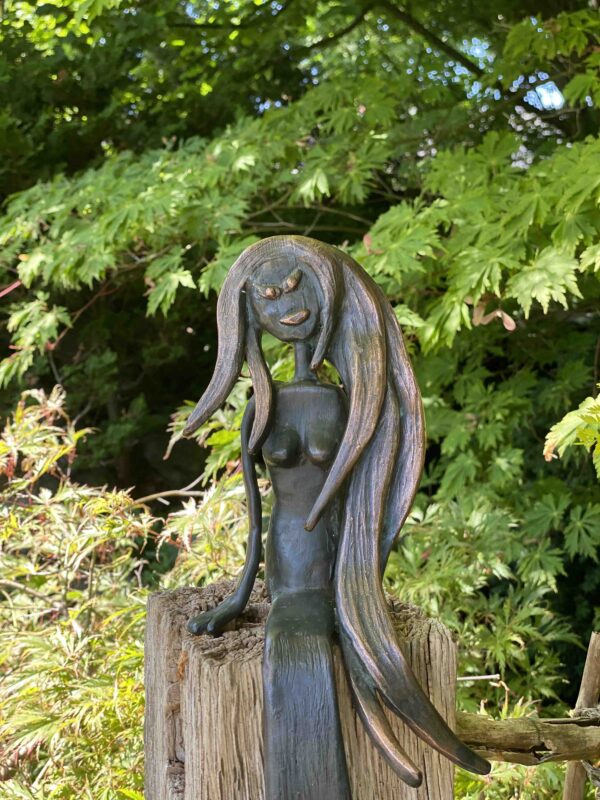Meerjungfrau Gartenfigur aus Kupfer sitzend Detail