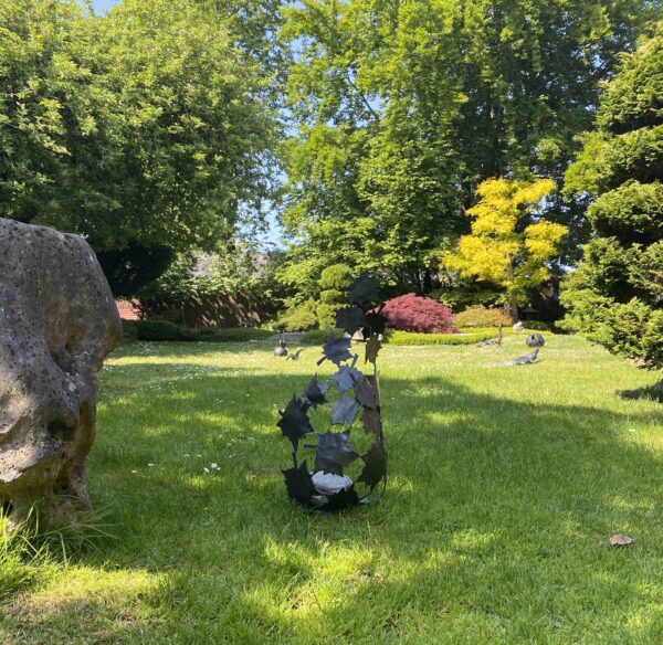 Wunderschöne Gartenskulptur Blättersturm kunstvoll hergestellt