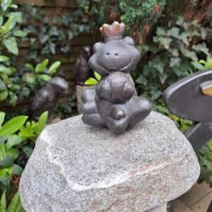 Süße kleine Froschkönig Skulptur