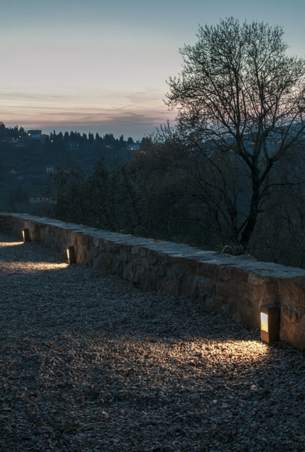 Harmonische Terrakotta Garten Wegleuchten hier die kleine Leuchte in Anwendung