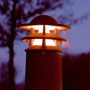 Leuchtturm ähnliche Außenlampe rostig