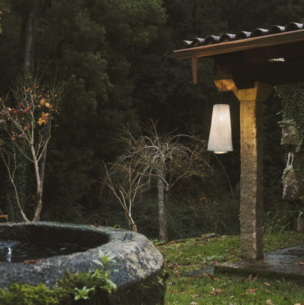 Outdoor Hängeleuchte im ZEN Garten