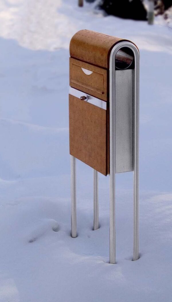 Exklusiver Standbriefkasten mit Zeitungsrolle aus Bronze