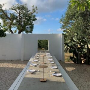 Moderne Festtafel mit Akkuleuchten